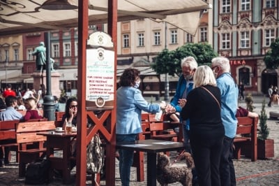 Przy stoliku bez przypraw, obrus&oacute;w i... maski [FOTOREPORTAŻ]