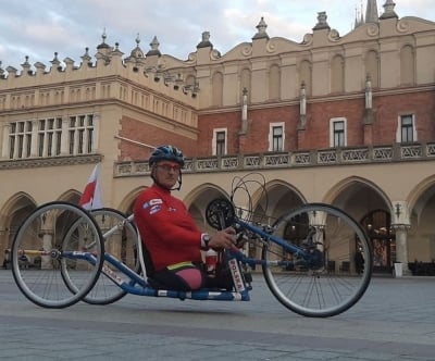 Przejedzie pół Polski na handbiku. Niepełnosprawny kolarz dotarł do Wrocławia