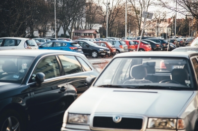 Liczby m&oacute;wią same za siebie: w Legnicy znalezienie miejsca parkingowego graniczy z cudem