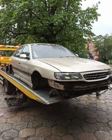 Wypowiedzieli wojnę porzuconym w mieście wrakom - 13