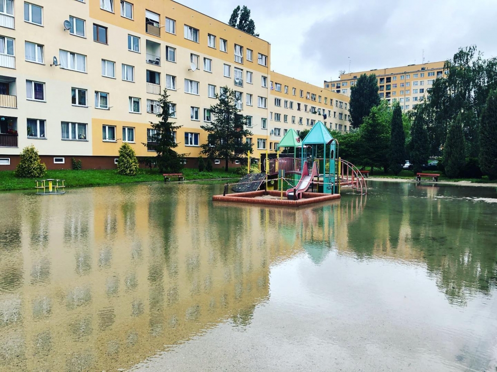 Było boisko, a jest małe jezioro [ZOBACZ] - fot. Psie Pole Facebook