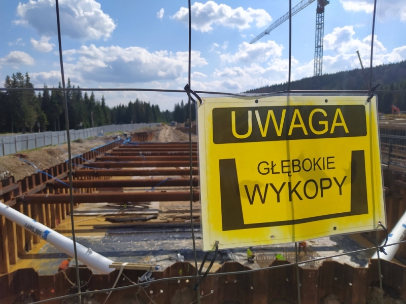 W Jakuszycach kończą prace pod pierwszym budynkiem - fot. Piotr Słowiński