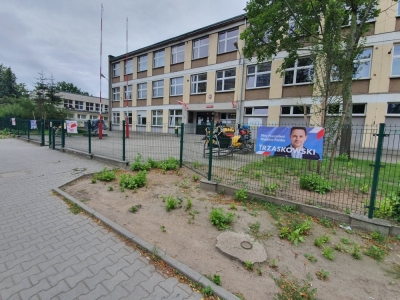 Banery wyborcze R. Trzaskowskiego na ogrodzeniach szkół. Politycy PiS zawiadomili policję