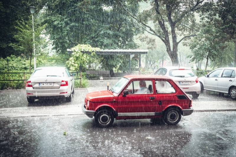 Zdjęcie dnia: Klasycznie - czerwony Fiat, lipcowy deszcz - fot. Patrycja Dzwonkowska