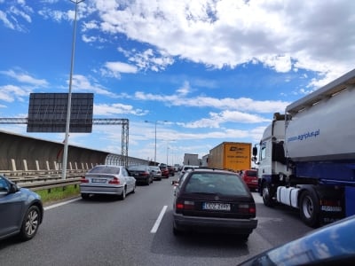 Uwaga kierowcy! Wypadki na AOW i autostradzie A4 [AKTUALIZACJA]