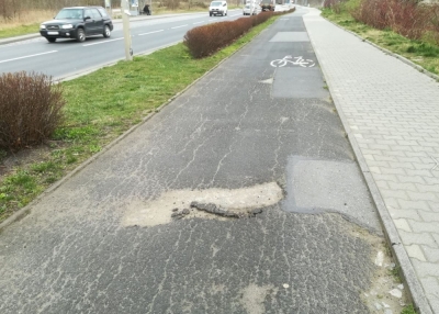 Fatalny stan ścieżki rowerowej przy Kr&oacute;lewieckiej. Chcą jej remontu