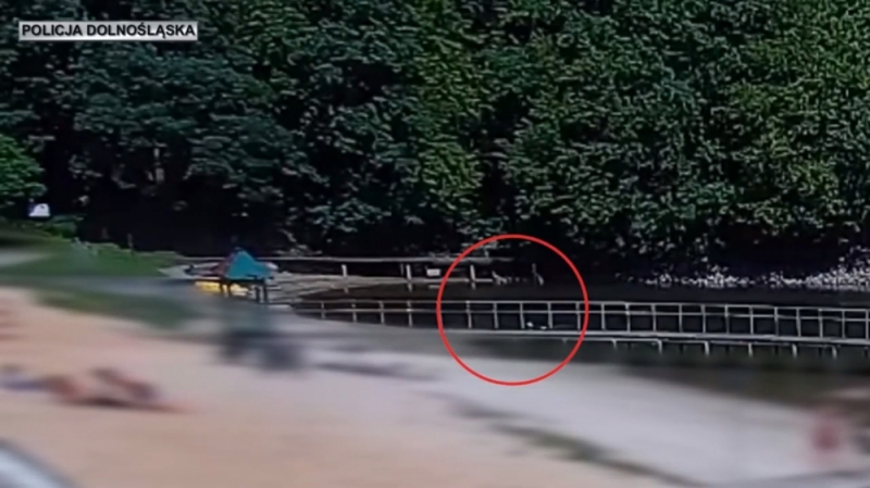 Ruszył na pomoc tonącemu 65-latkowi [ZOBACZ NAGRANIE] - fot. Dolnośląska Policja