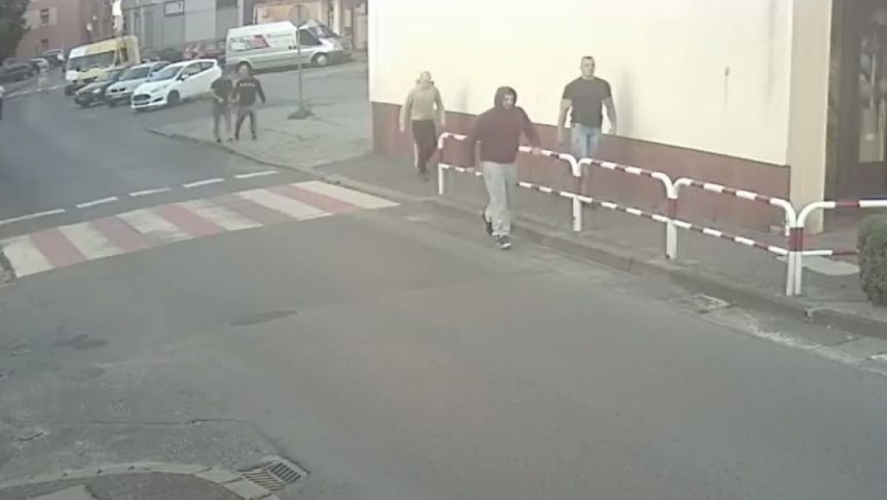 Ganiali z maczetami ulicami Sycowa. Policja publikuje ich wizerunki - fot. Policja Syców