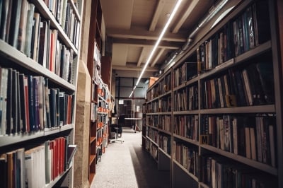 Od kościoła, przez salę gimnastyczną po... bibliotekę. Zobaczysz tylko z nami! - 22