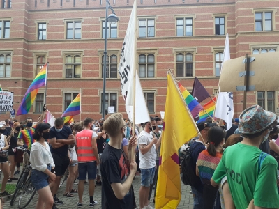 Protest przeciwko brutalności policji przed komendą przy Podwalu  - 1