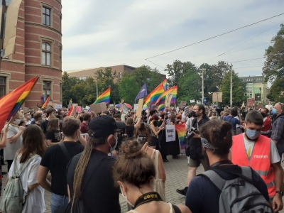 Protest przeciwko brutalności policji przed komendą przy Podwalu  - 3