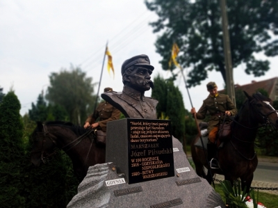 Podwrocławski Mirków z pomnikiem Piłsudskiego