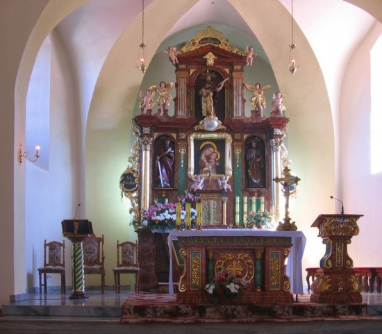 Potępiał faszyzm, będzie beatyfikowany - Ołtarz w kościele św. Bartłomieja w Czermnej. Ks. Hirschfelder był wikariuszem parafii w tej miejscowości (Fot. Wikipedia / Grisza / CC-BY-SA 3.0)