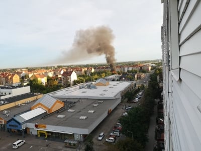 Pożar w Legnicy przy ul. Brackiej. Płonęło składowisko drewna [ZDJĘCIA] - 0