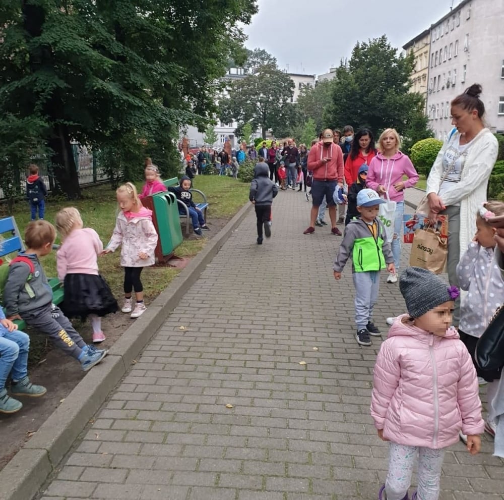 Tłumy przed przedszkolami we Wrocławiu. Wszystko przez reżim sanitarny [FOTO] - fot. Elżbieta Osowicz