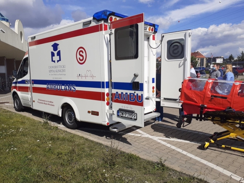 Sala intensywnej terapii na kółkach. Szpital przy Borowskiej ma nową karetkę - fot. Elżbieta Osowicz