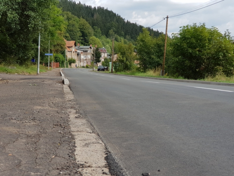 W Wałbrzychu nie tylko władze miasta remontują drogę. Pomaga też pobliska kopalnia - fot. Bartosz Szarafin