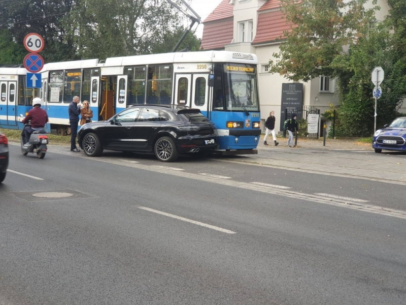 Kolizja osobówki z tramwajem przy al. Karkonoskiej - fot. Gregor Niegowski
